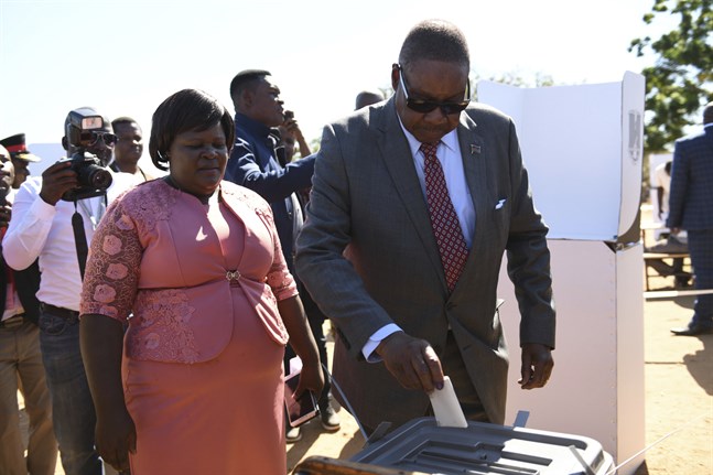 President Peter Mutharika när han röstade i tisdagens val.