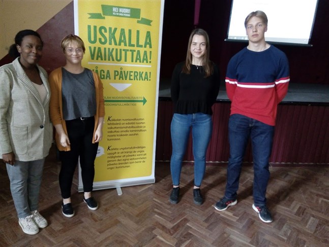 Hawa Sesay, Miia-Riina Aho, Martta Leipälä och Josper Tuurinmaa hoppas att diskussionen om drogproblemen också kan leda till konkreta resultat.