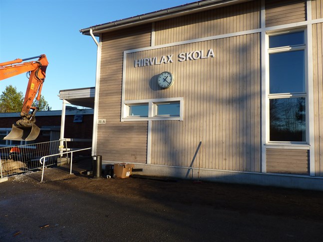 De minsta åldersgrupperna har inget större pedagogiskt utbyte av att transporteras längs vägarna till Munsala skola, skriver Yngve Bäck.