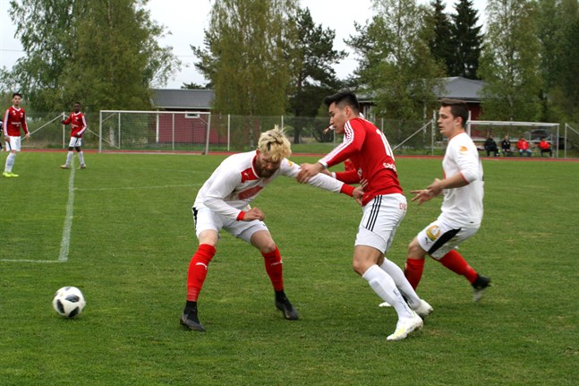 Det var mycket kamp och närkamper då KoFF och Sporting möttes. På bilden
Sportings Michael Kozielek och KoFF:s Mohammadi Ali Reza i en närkamp.