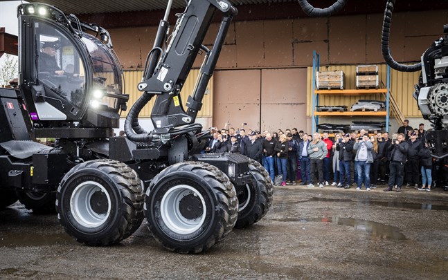Kunder och återförsäljare från hela världen samlades i Kvevlax när bolaget visade upp den nya hybridskördaren.