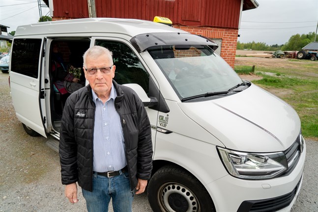 Ur miljösynpunkt tycker cancerpatienten Gösta Harald att det är bakvänt att taxichaufförer kör mellan Vasa och Jakobstad utan passagerare.
