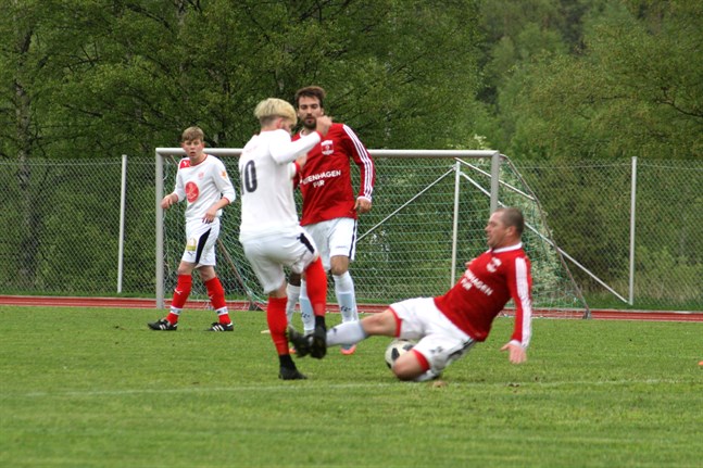 Det var hårda tag i division 3-derbyt. Här går KoFF: s Vladyslav Maidanovych in mot Sportings Michael Kozielek.