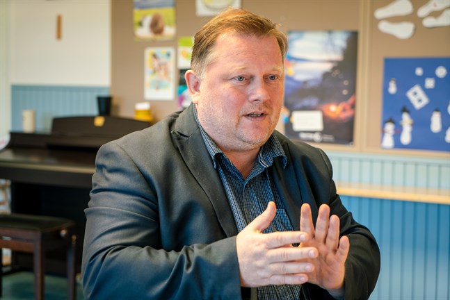 Kronoby församlings ekonomichef, Kari Harju, vill ha tillförlitligare prognoser om skatteinkomsterna innan han och de övriga i ekonomigruppen kommer med sparförslag.