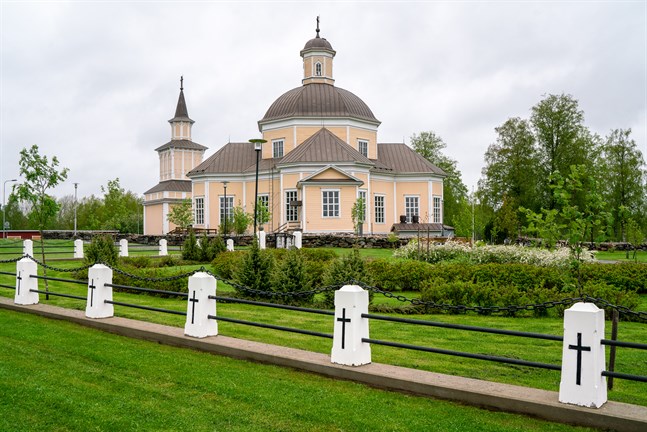 Kyrkorna i Kronoby ska få automatiska klockringningssystem. Det här ska spara tid och reskostnader för vaktmästarna.
