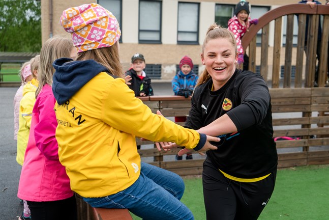 Jillian McVicker med elever i Nedervetil skola i våras.