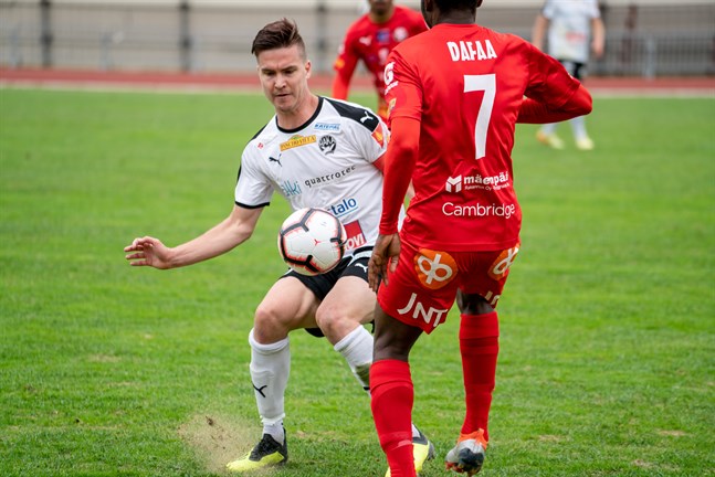 Jacob Bushue i Haka och Anthony Dafaa i Jaro i duell.