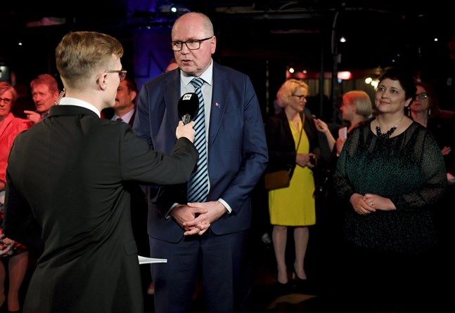 Eero Heinäluoma stiger fram i rampljuset som EU-valets stora vinnare. I bakgrunden syns SDP:s andra parlamentariker Miapetra Kumpula-Natri.