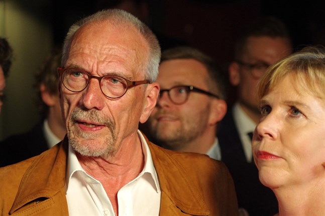 SFP:s Nils Torvalds fortsätter i Europaparlamentet efter storkovan i valet. Bredvid partiordförande Anna-Maja Henriksson.