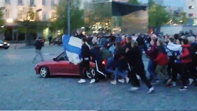 Segertåget rullade fram även på torget i Vasa.