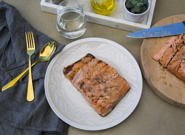 Grillade den gravade fisken – ett roligt och nytt sätt att servera fisken under sommarmånaderna.