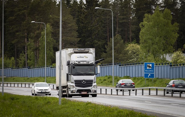 Sättningen längs Smedsby omfartsväg (riksåttan) syns tydligt på bilden under Valloniaskylten där även räcket sjunkit. Bilden är tagen från Bölebron.