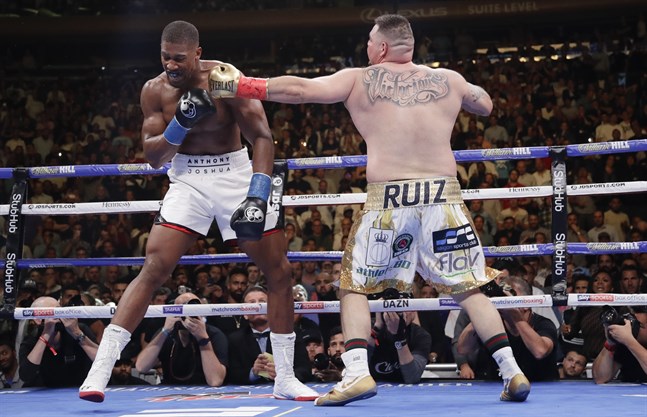 Andy Ruiz, till höger, på offensiven mot Anthony Joshua i ringen i New York.