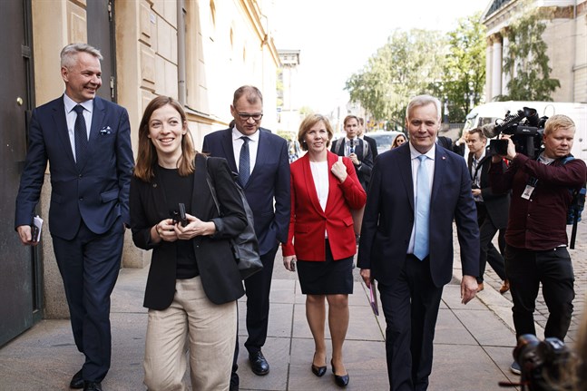 Pekka Haavisto, Li Andersson, Juha Sipilä, Anna-Maja Henriksson och Antti Rinne anländer till presskonferensen.