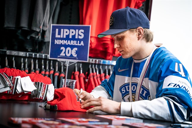 Autografjägarna var många när Joel Kiviranta satte sig ner med tuschpennan i handen.