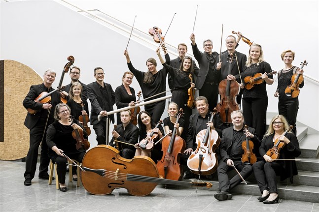 Du kan inte lyssna på Mellersta Österbottens Kammarorkester live just nu, men du kan lyssna på dem på skiva.