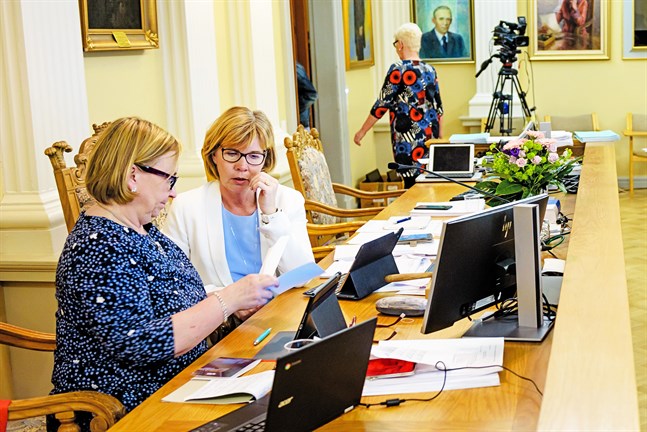 Anna-Maja Henriksson lämnar posten som ordförande för stadsfullmäktige i Jakobstad. Vem som ska sätta sig vid presidiet på stolen bredvid stadsdirektör Kristina Stenman återstår att se.
