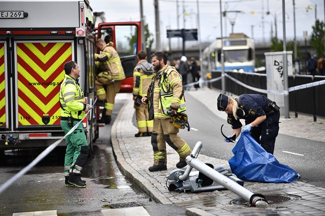 Polis och räddningspersonal på plats i Göteborg där en lastbil kört ner en lyktstolpe.