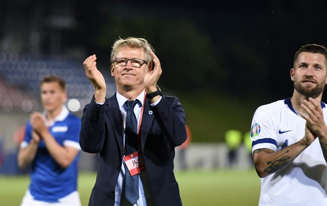 Markku Kanerva och Joona Toivio tackar de tillresta supportrarna från Finland.