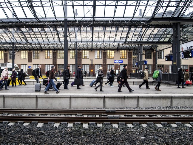 Från och med slutet av hösten kommer en ny utropsröst att börja användas på järnvägsstationerna i Finland. Den nya rösten kan till exempel önska ”glad midsommar” trots att kvinnan bakom rösten aldrig har läst in den hälsningen.