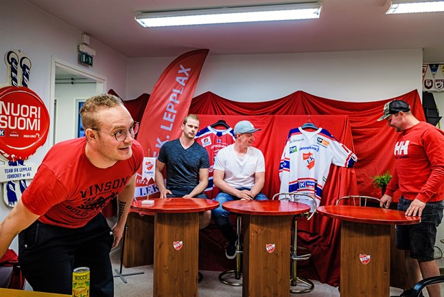 Tränaren Björn Lindgren och tre nyckelspelare som det är bra att forma stommen kring. Jimmy Sigfrids samt Jens och Lars Östman har alla gett klartecken för att dra på sig IFK-dressen säsongen 2019-2020.