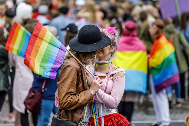 Kyrkans deltagande i Pride-evenemang delar åsikterna. Men KD:s tidigare ordförande Päivi Räsänens senaste utspel går enligt biskop Bo-Göran Åstrand för långt.