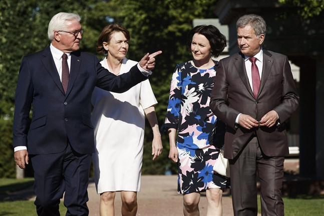 Tysklands förbundspresident Frank-Walter Steinmeier (längst till vänster) och hans fru Elke Büdenbender gästade Gullrandasamtalen på söndagskvällen på inbjudan av president Sauli Niinistö och fru Jenni Haukio.