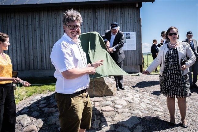 Jenny Malmsten, Malax kommundirektör, Rurik Ahlberg, Korsholms kommundirektör och bildningsdirektör Christina Knookala från Vasa stad täckte av minnesmärket.