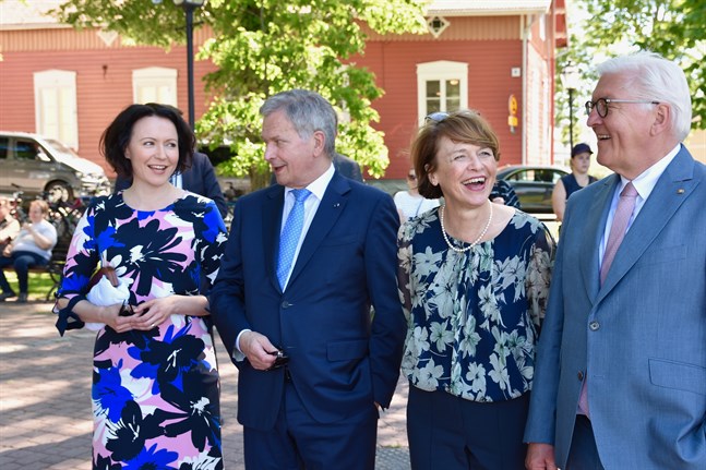 Tysklands förbundspresident Frank-Walter Steinmeier (längst till höger) och hans fru Elke Büdenbender bekantade sig på söndagen med Nådendals sommaridyll tillsammans med sina värdar president Sauli Niinistö och fru Jenni Haukio.
