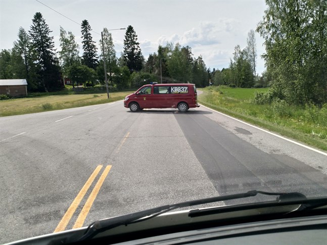Vägen vid olycksplatsen var avstängd i flera timmar efter krocken.