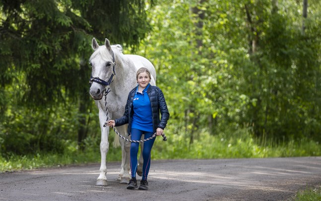 Sanna Koskiluhta och hästen Liptona III.