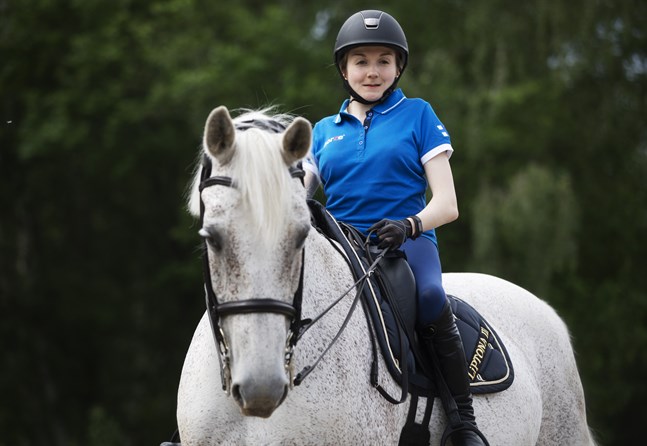Sanna Koskiluhta och tävlingshästen Liptona III.