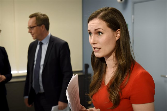 Kommunikationsminister Sanna Marin (SDP) presenterar regeringens förslag för tilläggsbudget tillsammans med finansminister Mika Lintilä (C) i bakgrunden.