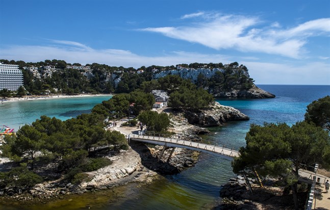 Cala Galdana på södra delen av Menorca är en populär semesterort och en bra utgångspunkt för vandringar, fågelskådning och kajakpaddling.