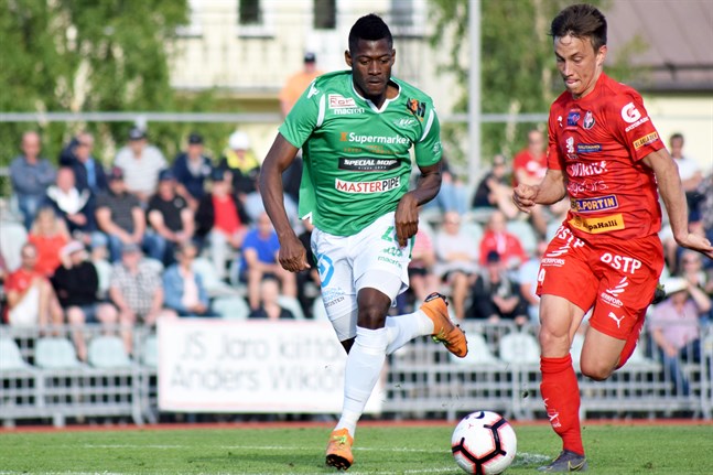 Jaros "Messi", Joni Remesaho, avancerar med hög fart med bollen mot Ekenäs.