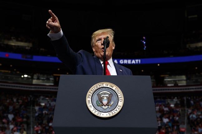 Donald Trump i talarstolen i Florida.