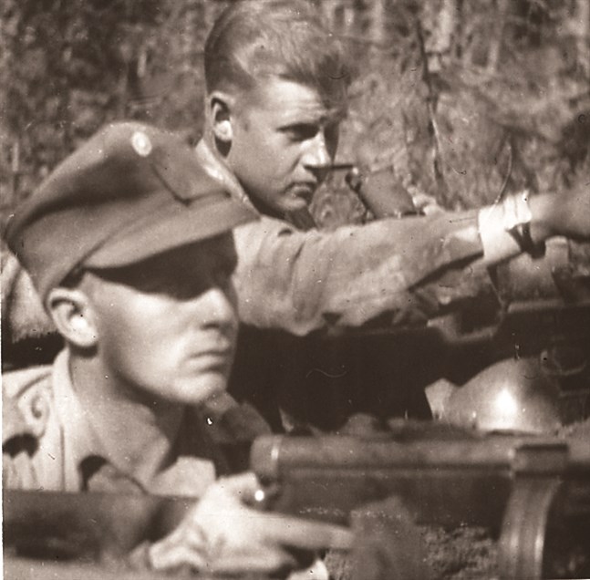 Denna bild av skribentens far Lars Forss antas vara tagen i Ihantala. Vapenbrodern tros vara från 12:e infanteriregementet dit Forss kommenderades efter slutförd officersskola våren 1944. Då låg förbandet i Karhumäki.