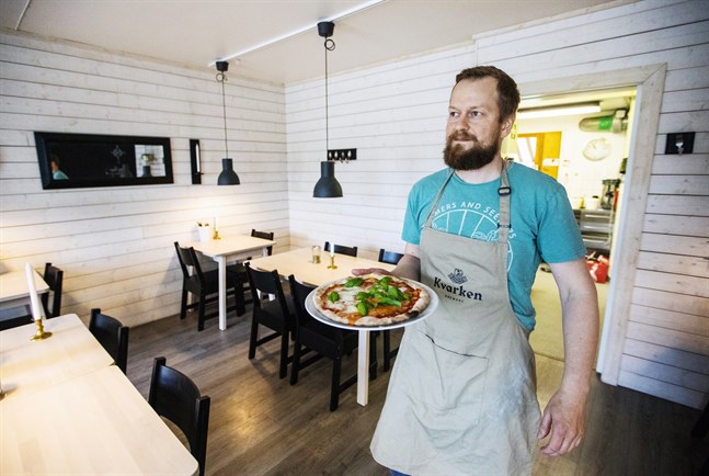 Patrik Björkman med en nybakad pizza i Kvarken Bewery Gastropub & pizzeria under öppningsdagen.