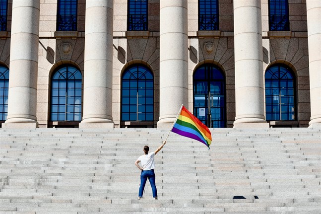 Den finländska hbtiq-historien är fylld av våld, hemlighetsmakeri, organiserad aktivitet, men också mycket stolthet och kärlek. Helsingfors Pride firas i år till minnet av Stonewallupprorets 50-årsjubileum.