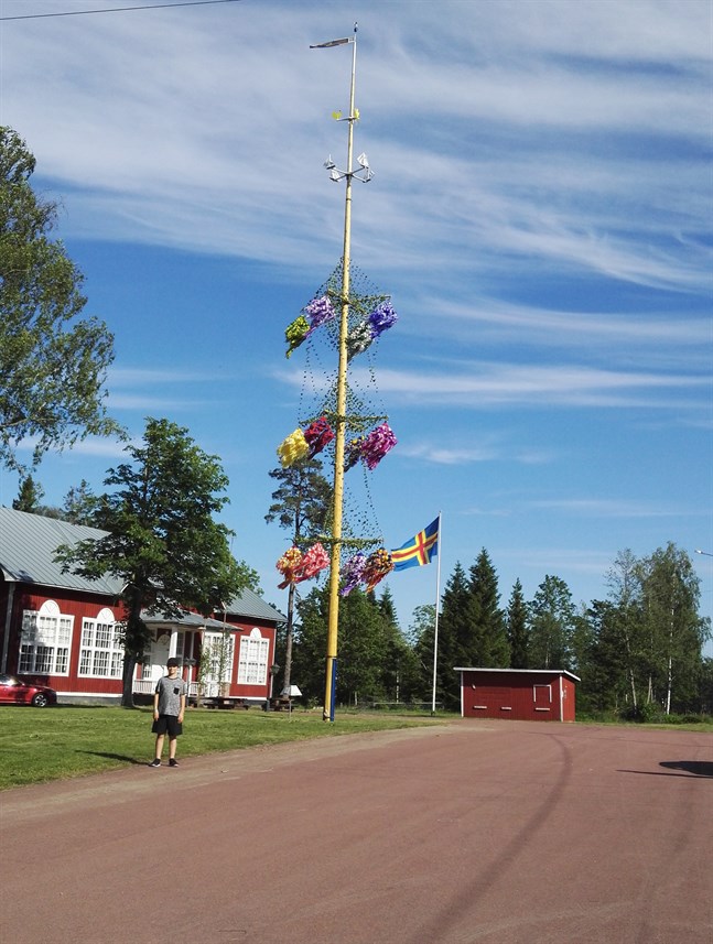 Johan Kaars med familj firar midsommar på Åland.