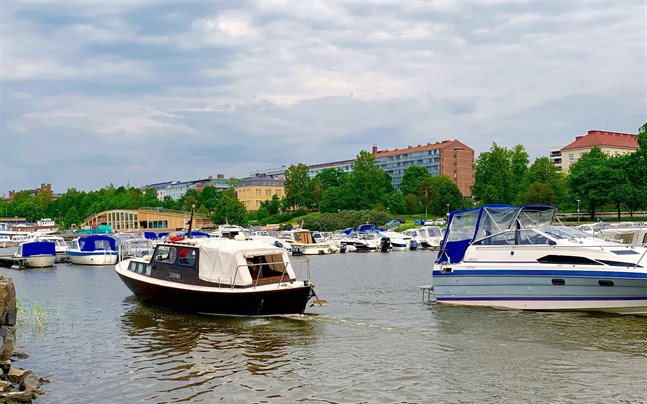 Båtar på väg bort från Vasa på midsommaraftonen 2019.