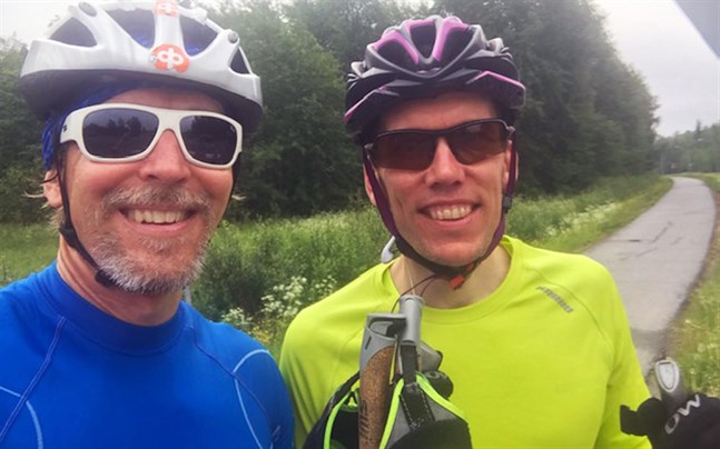 Rullskidslänk inledde midsommarfirandet klockan 8.30, cirka 30 kilometer. På bilden Ulf Nylund och Christian Grannas. Bilden togs i Singsby där de rullskidade till Alskatvägen.