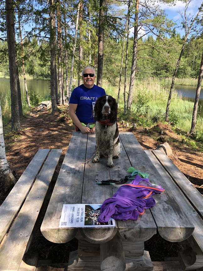 Tim Berglund och den engelska springel spaniel Milou längs Iskmo-Jungsund vandringsled vid Björnfjällfladan.
