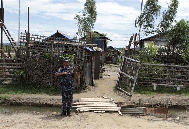 En myanmarisk polis i Rakhine. Bilden har ingen koppling till artikeln. Arkivbild.