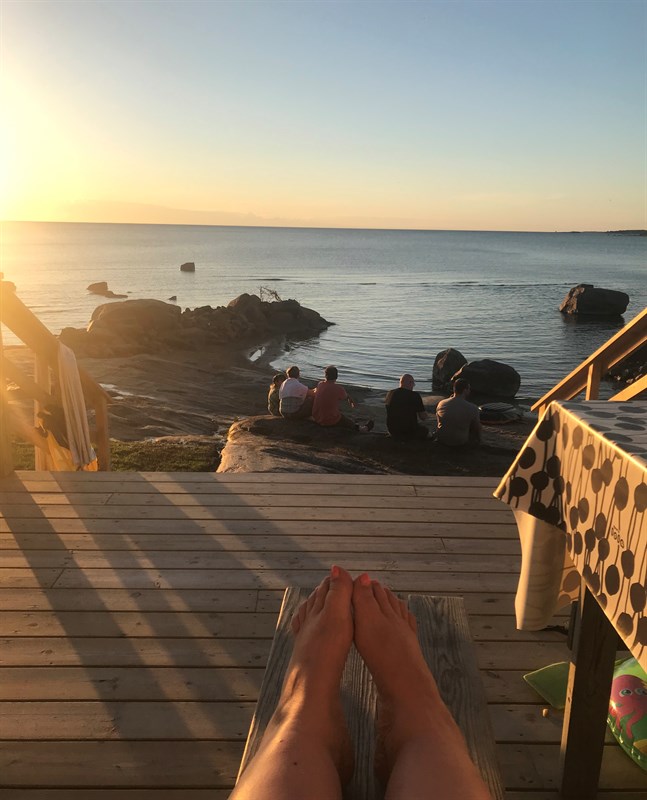 Solen sjunker sakta ner i havet vid vid Storsand i Monäs.