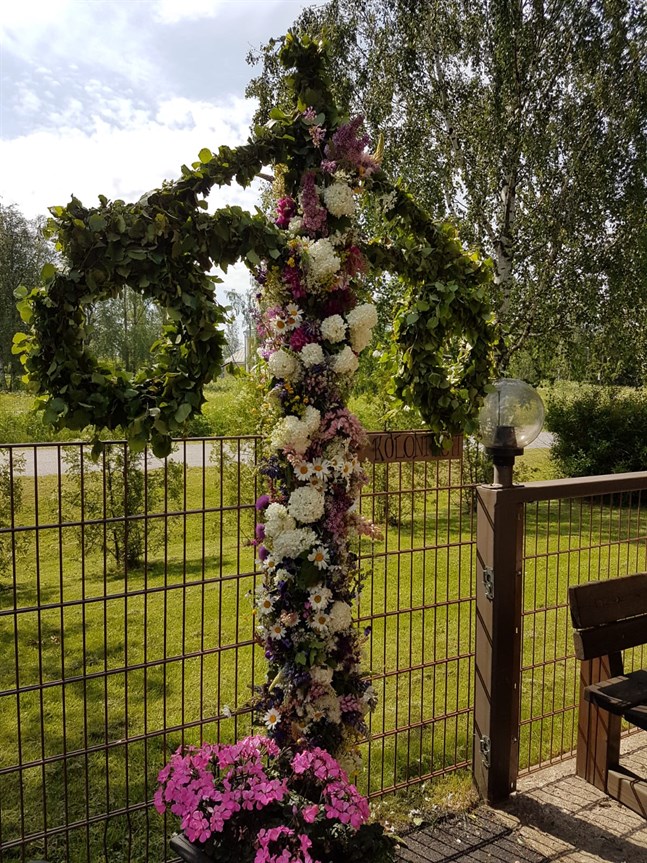Pörtehemmets midsommarstång är gjord av personalen, med handräckning av boende.