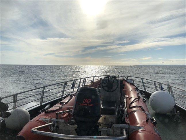 En räddningsbåt under sökandet efter det störtade planet.