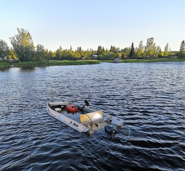 Fem personer lyckades rädda sig till en sten då motorbåten de färdades i tog in vatten på Kantfjärden i Sundom skärgård natten till söndag.