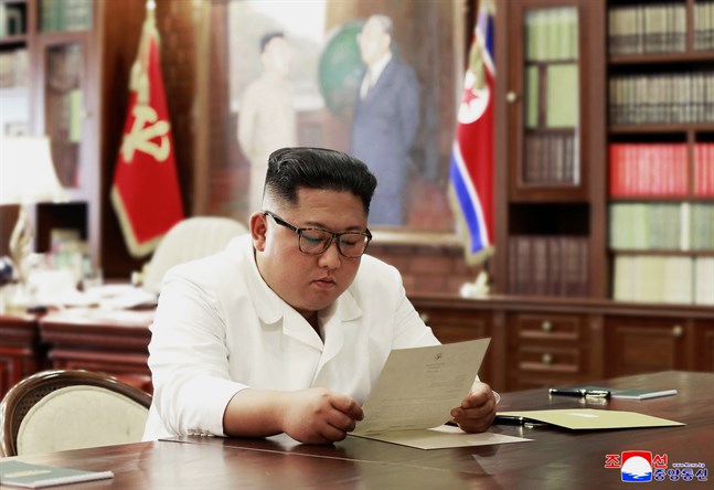 Kim Jong-Un läser brevet som påstås ha skrivits av USA:s president Donald Trump. Bilden kommer från Nordkoreas statliga nyhetsbyrå.