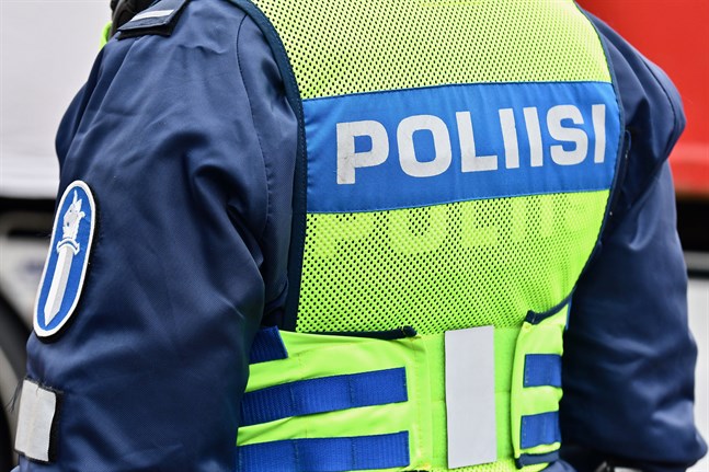 En polispatrull på motorcykel stoppade mannen efter att han kört 193 kilometer i timmen på en väg med hastighetesbegränsning 100 kilometer i timmen.